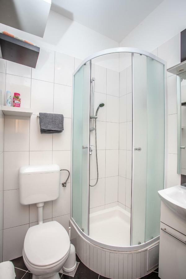Ap Punta Next To Sandy Beach, Apartment With Garden Omiš Extérieur photo