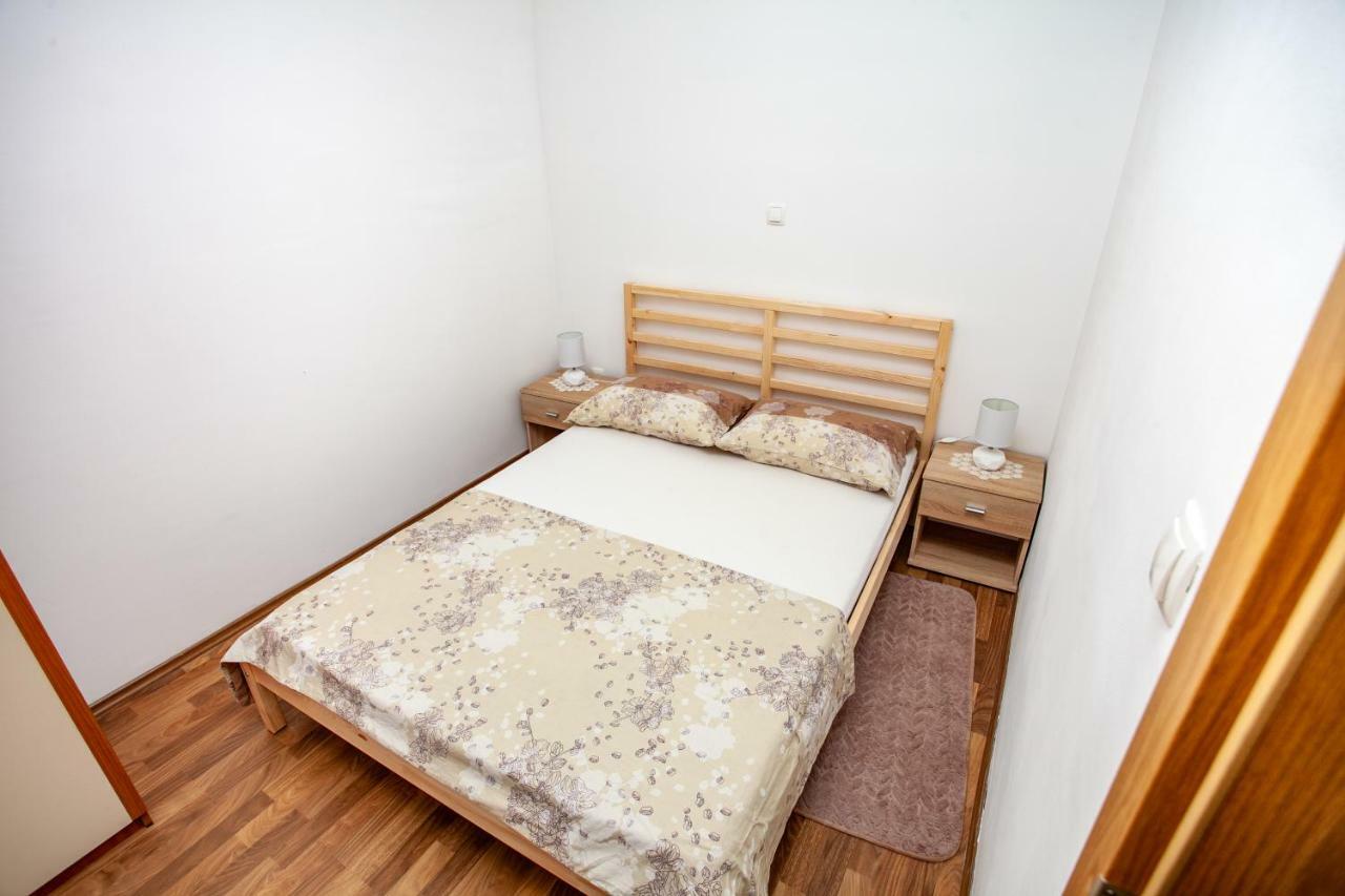 Ap Punta Next To Sandy Beach, Apartment With Garden Omiš Extérieur photo