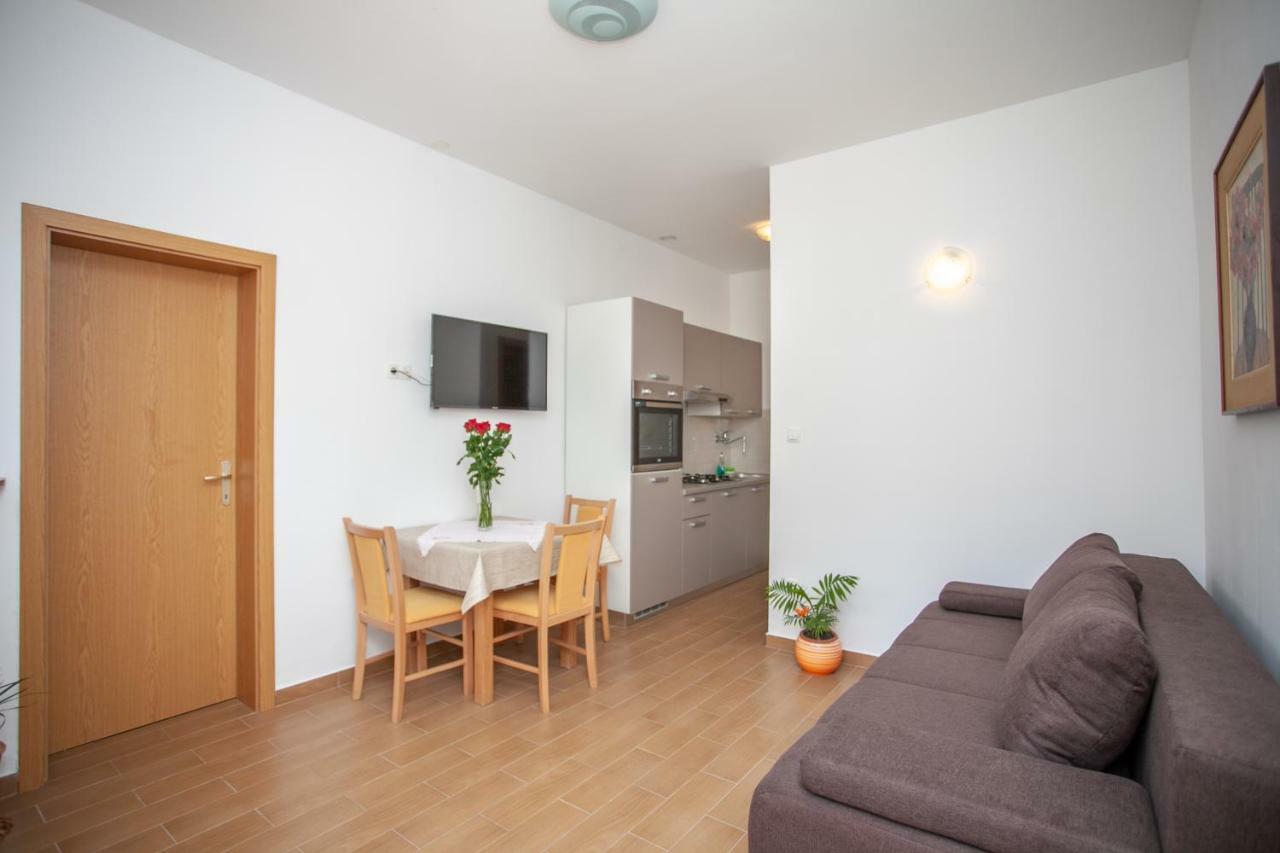 Ap Punta Next To Sandy Beach, Apartment With Garden Omiš Extérieur photo