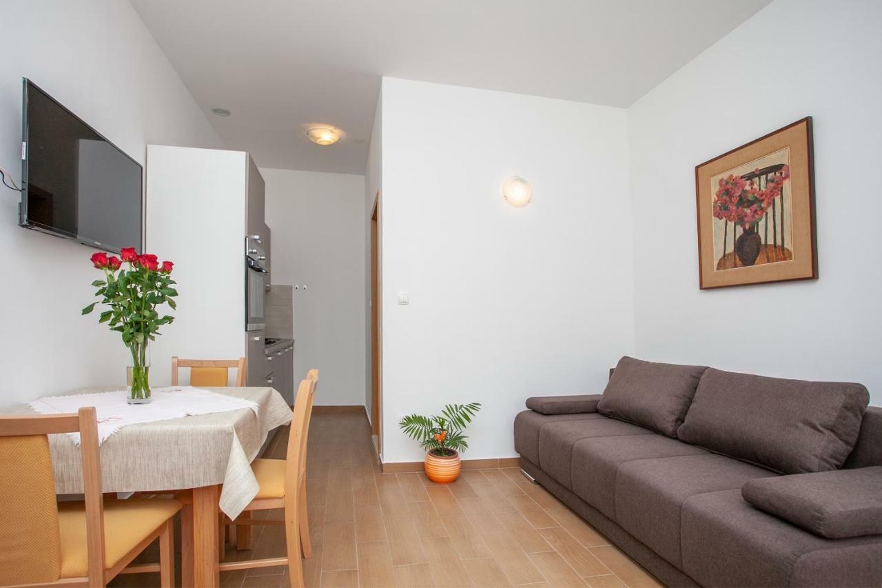 Ap Punta Next To Sandy Beach, Apartment With Garden Omiš Extérieur photo