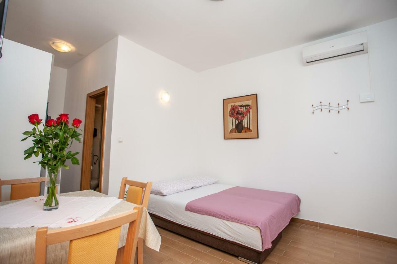 Ap Punta Next To Sandy Beach, Apartment With Garden Omiš Extérieur photo