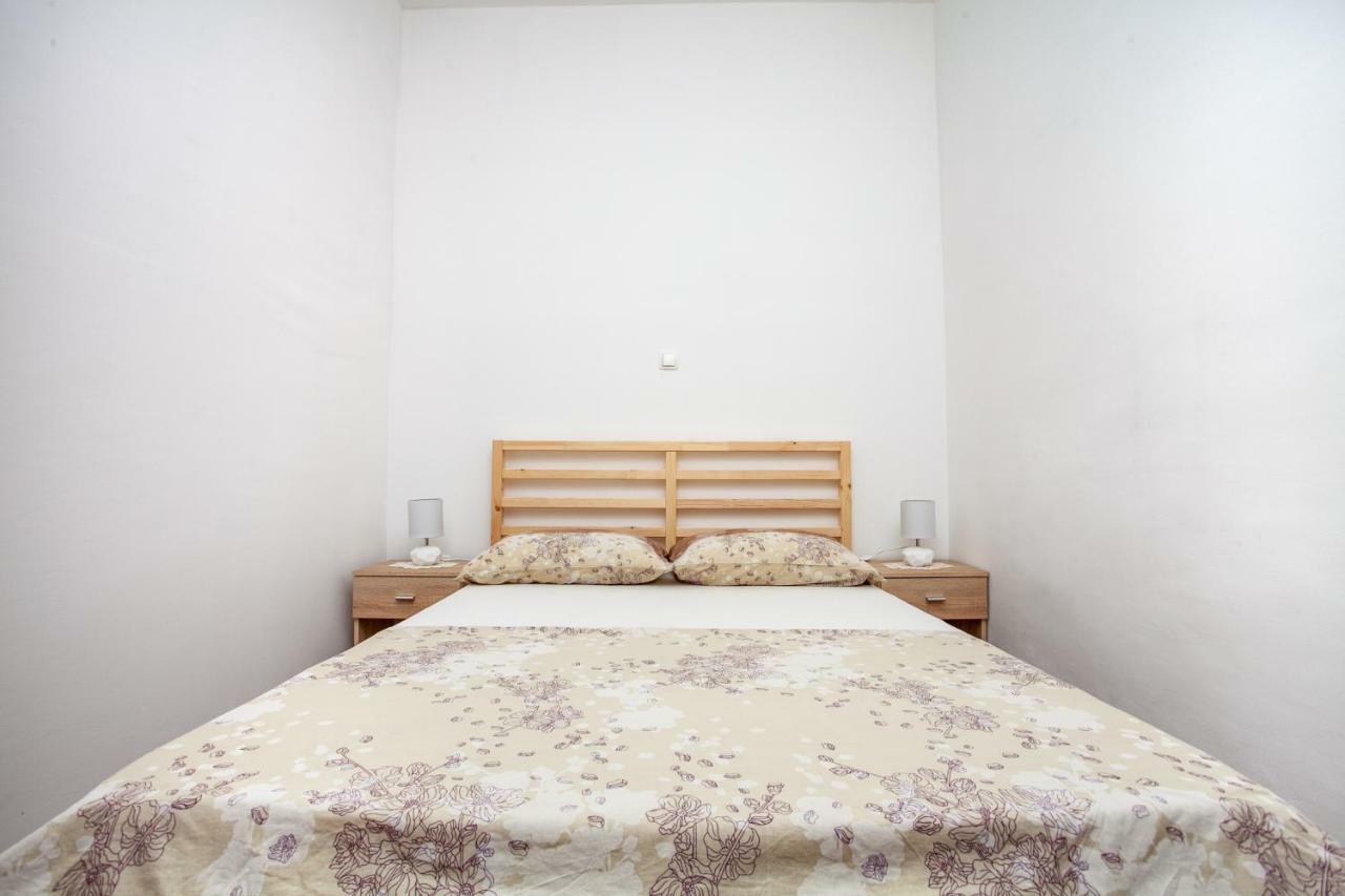 Ap Punta Next To Sandy Beach, Apartment With Garden Omiš Extérieur photo