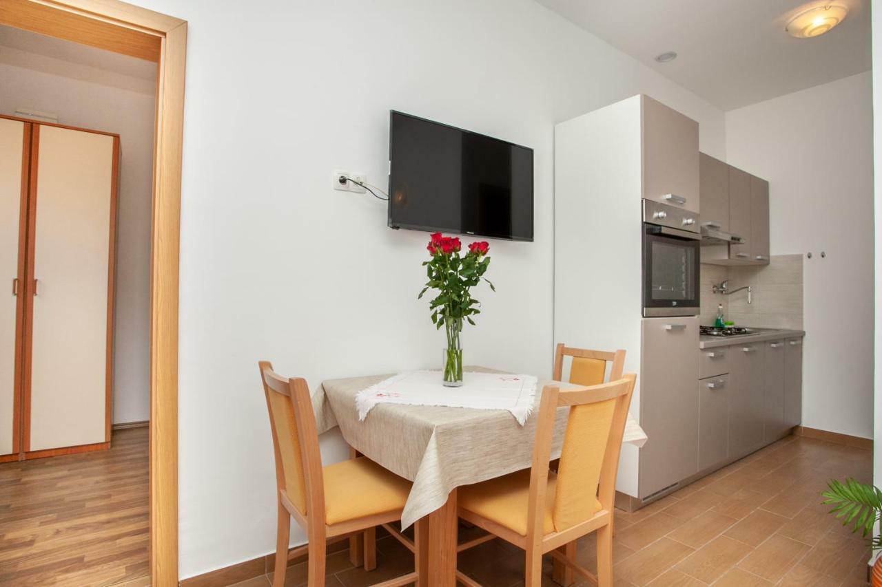 Ap Punta Next To Sandy Beach, Apartment With Garden Omiš Extérieur photo