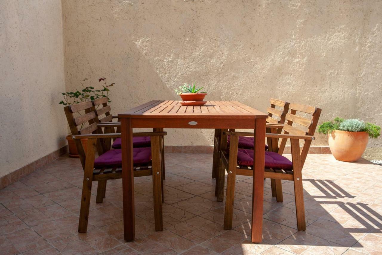 Ap Punta Next To Sandy Beach, Apartment With Garden Omiš Extérieur photo