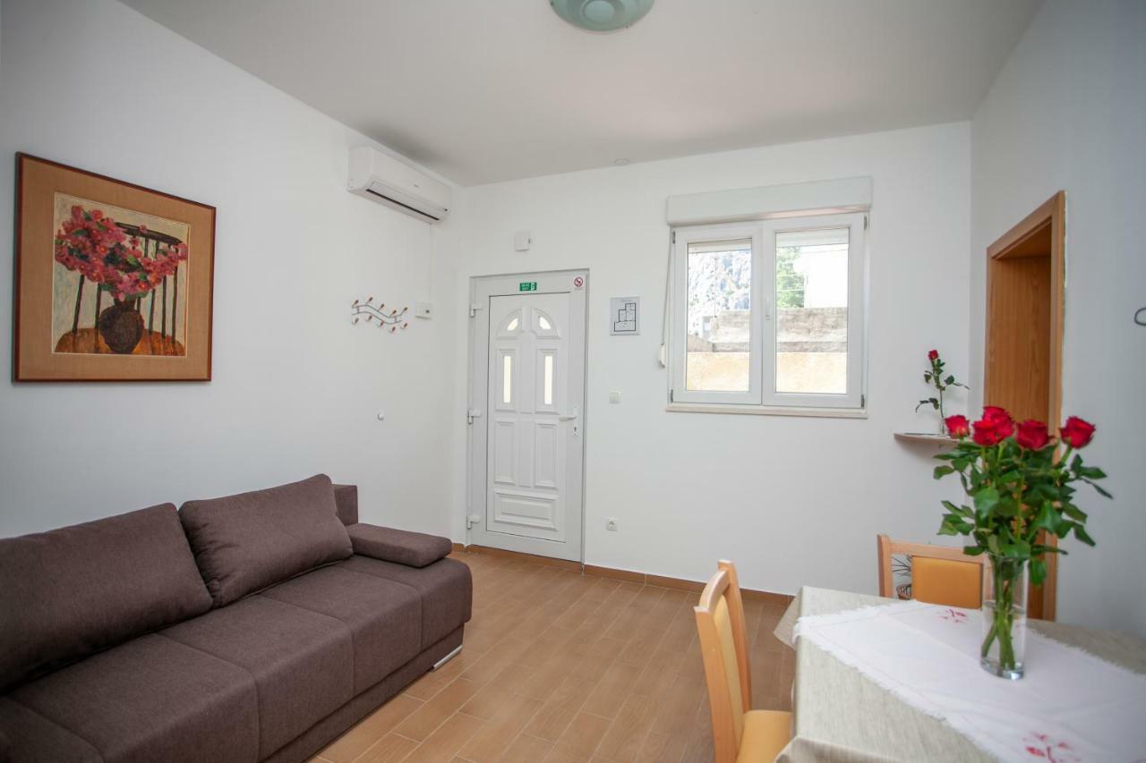 Ap Punta Next To Sandy Beach, Apartment With Garden Omiš Extérieur photo