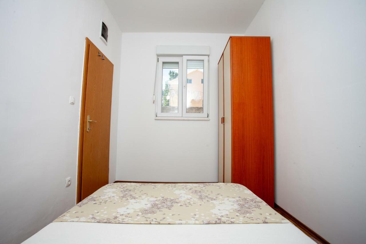 Ap Punta Next To Sandy Beach, Apartment With Garden Omiš Extérieur photo