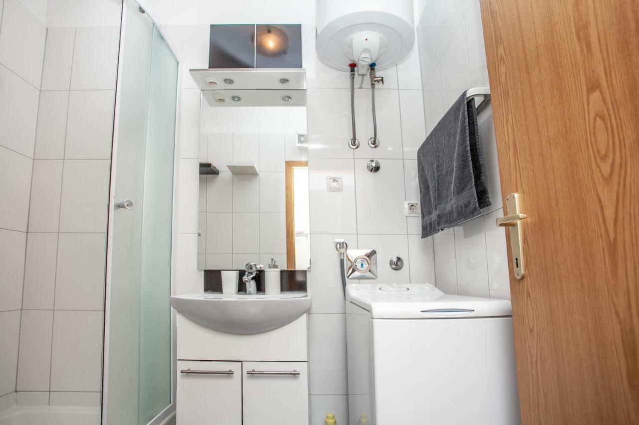 Ap Punta Next To Sandy Beach, Apartment With Garden Omiš Extérieur photo