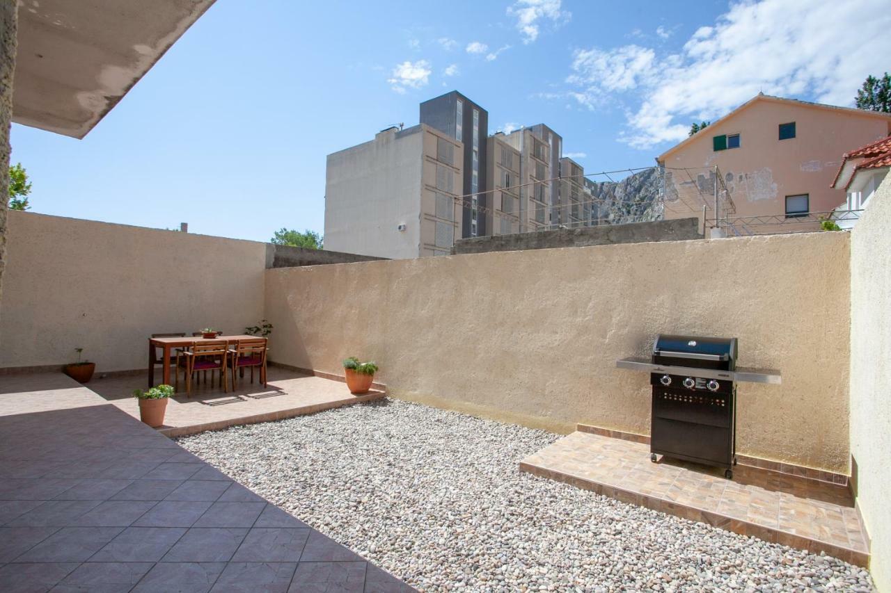 Ap Punta Next To Sandy Beach, Apartment With Garden Omiš Extérieur photo
