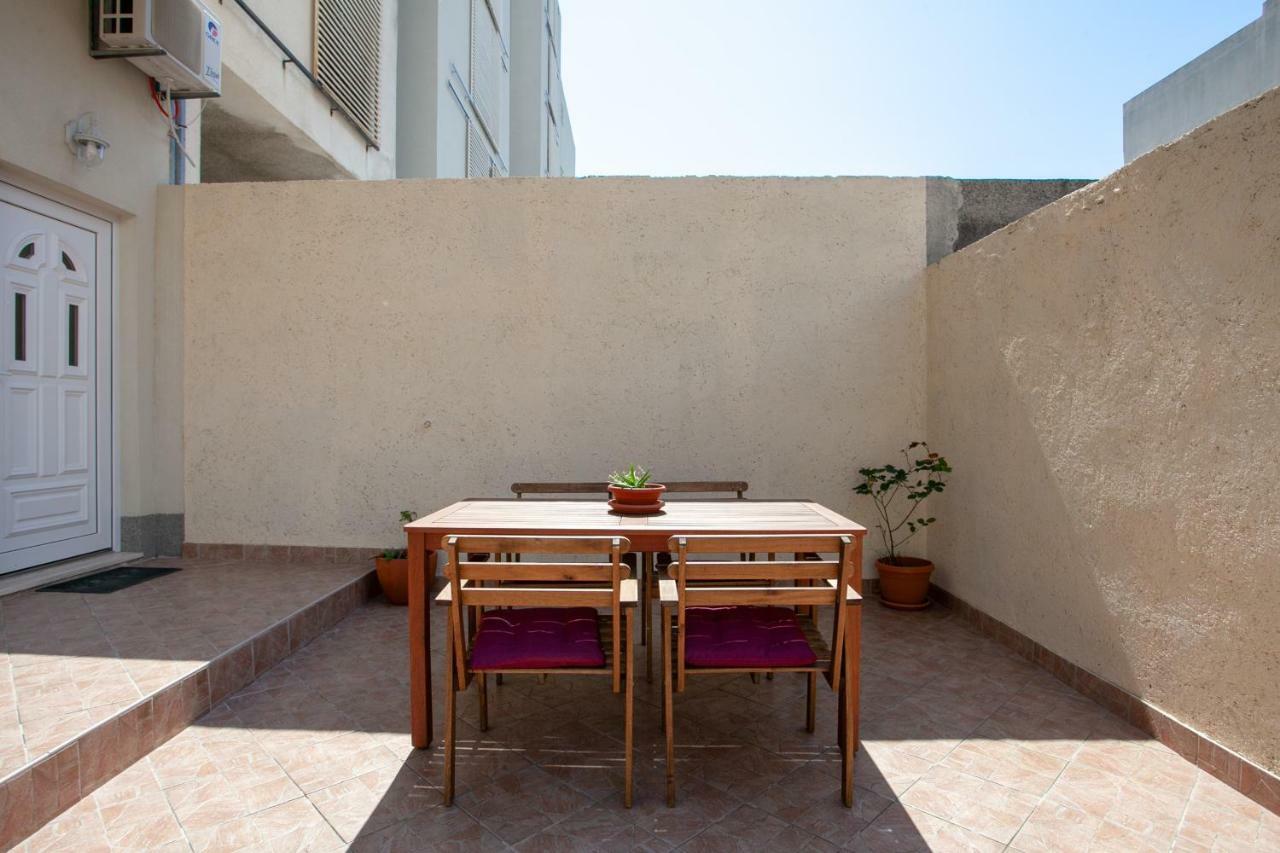 Ap Punta Next To Sandy Beach, Apartment With Garden Omiš Extérieur photo